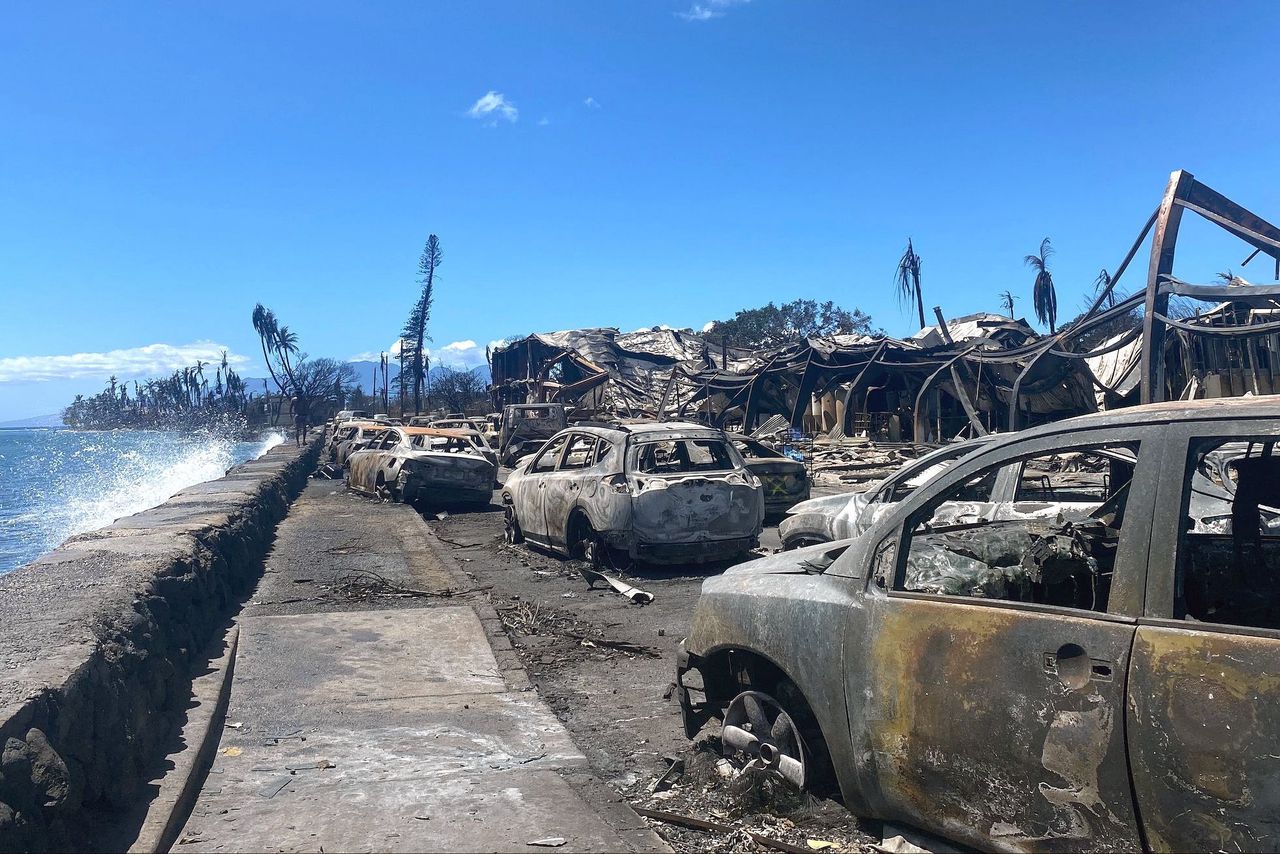 Verbrande auto's en verwoeste gebouwen na de bosbrand in Lahaina, op westelijk Maui.