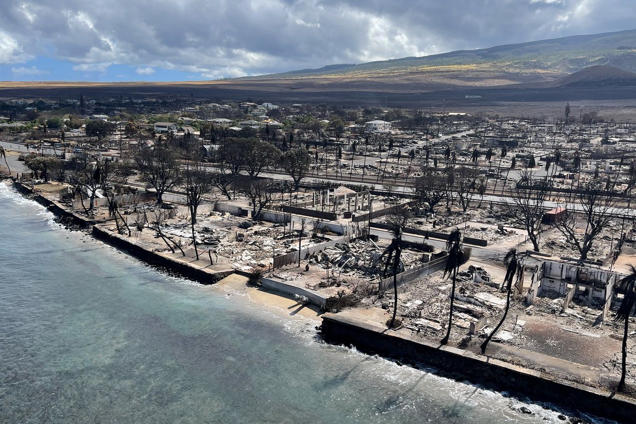 Huizen, bomen en gebouwen zijn in de as gelegd door de zware branden in Lahaina, Maui.