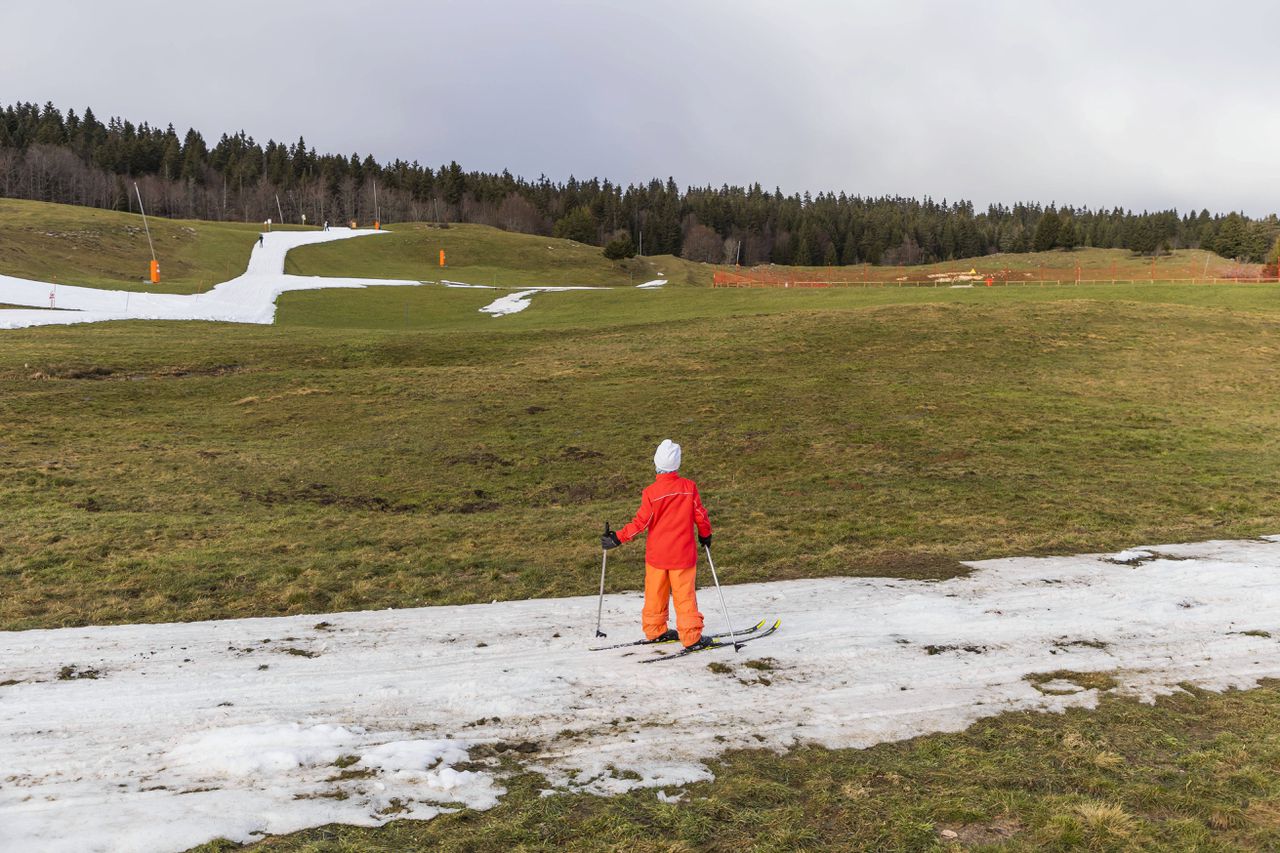 In de Franse Alpen vindt een jonge skiër het laatste stukje sneeuw.