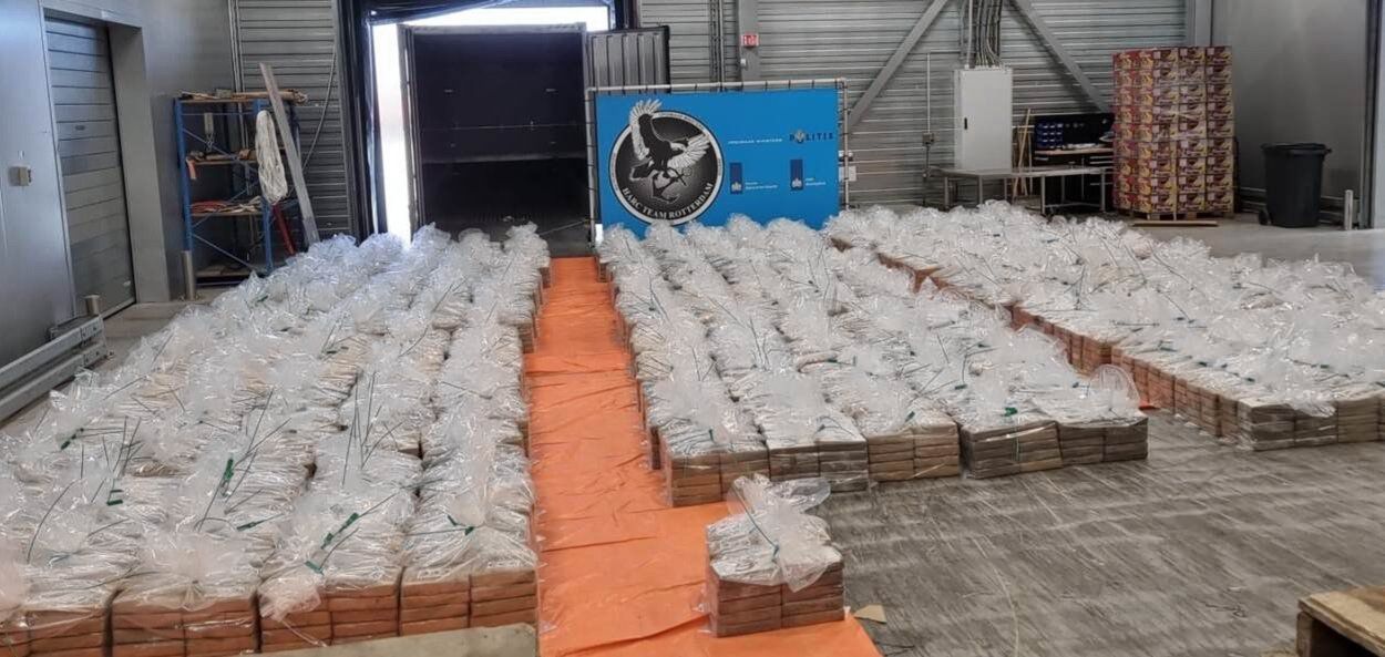 De pakketten cocaïne zaten verstopt in een container met pallets bananen.