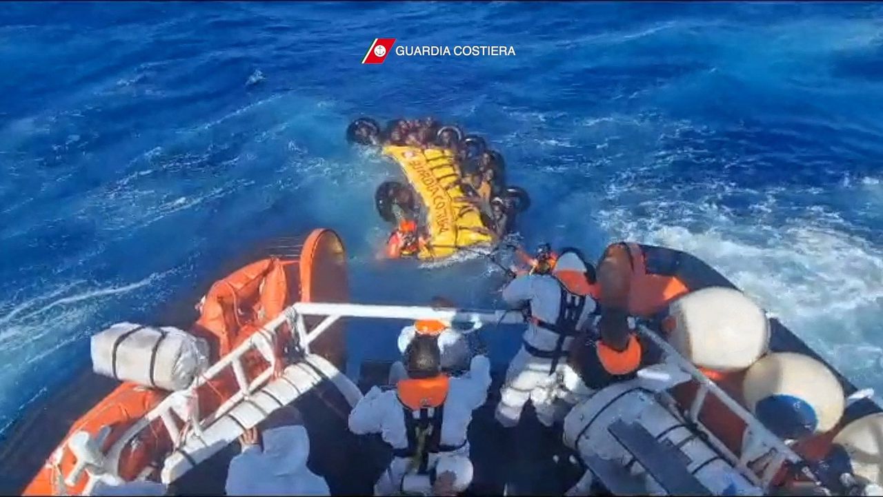 De Italiaanse kustwacht wist op 5 augustus 57 bootmigranten te redden, maar borg daarbij ook de overschotten van een volwassen vrouw en een minderjarige.