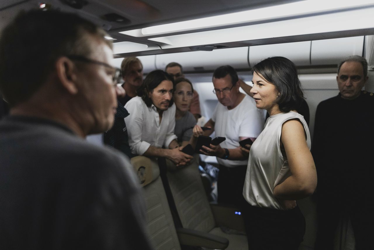 Annalena Baerbock aan boord van de gestrande Konrad Adenauer.