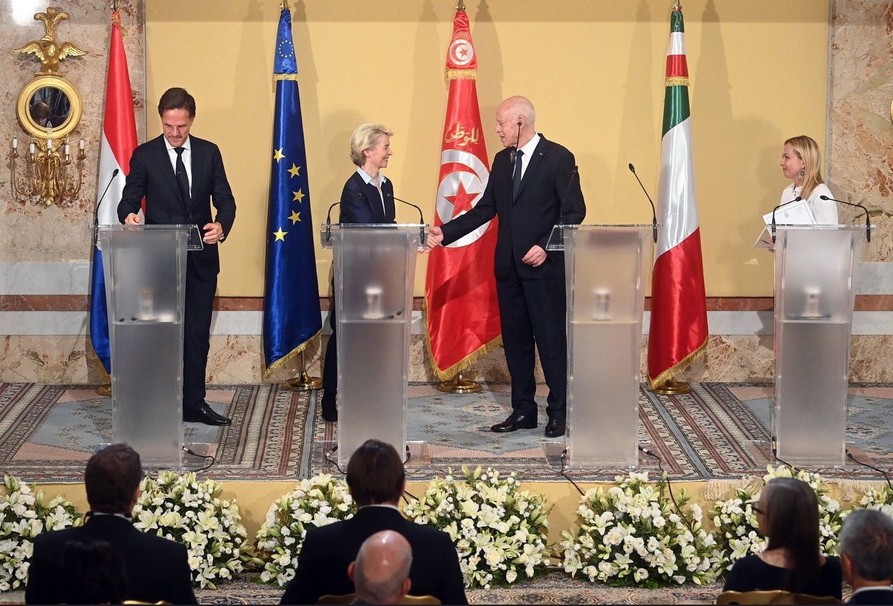 Demissionair premier Mark Rutte, Europese Commissievoorzitter Ursula von der Leyen, president Kais Saied en de Italiaanse premier Giorgia Meloni, vorige maand in Tunis.