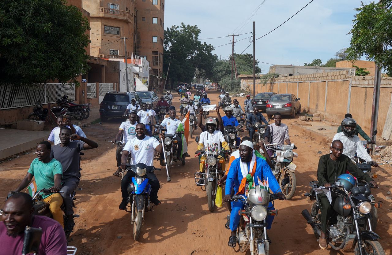 In Niger gingen aanhangers van de militaire junta de straat op in protest tegen de economische sancties die het Afrikaanse blok Ecowas tegen dit nieuwe regime oplegde, 10 augustus.