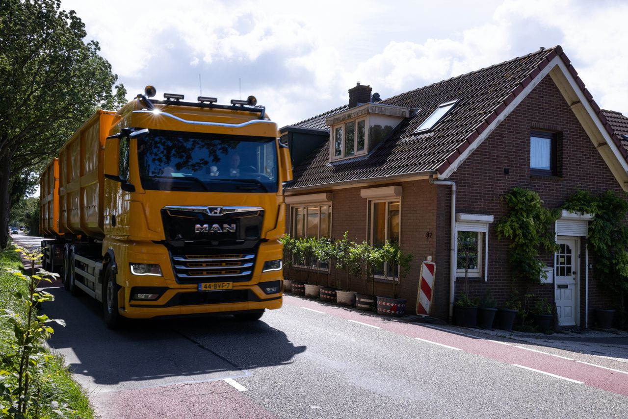 Tientallen keren per uur dendert er een vrachtwagen met hoge snelheid op anderhalve meter langs het raam van Marko Siepelinga aan de dijk.