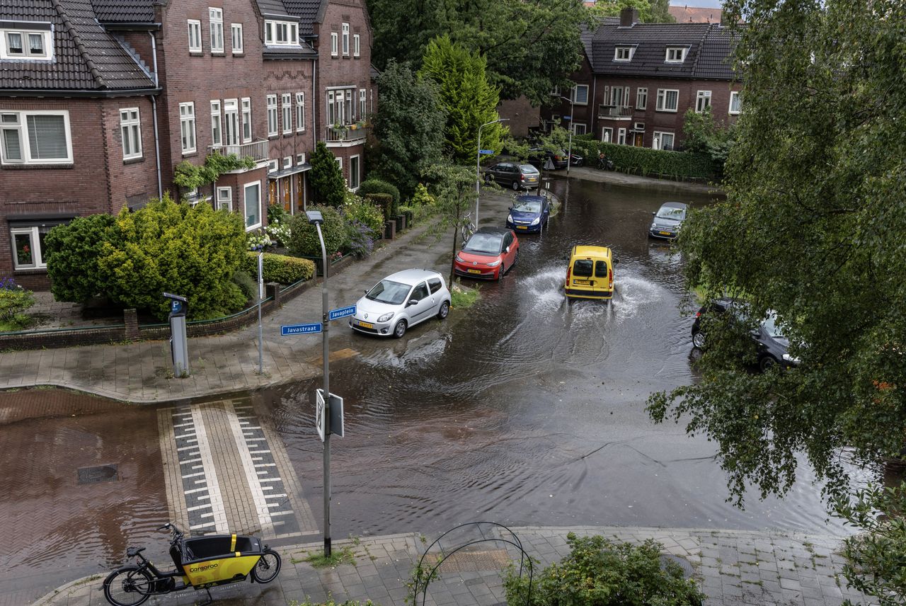 De soms overvloedige neerslag zorgt ook voor overlast. Het Javaplein in Nijmegen na een forse regenbui.