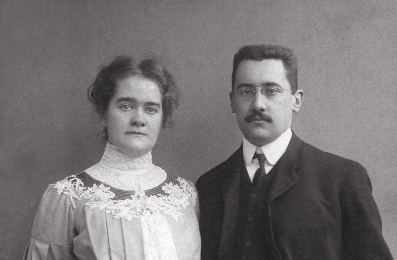 Boven: Trouwfoto van George en Athie Reuchlin, 10 mei 1905