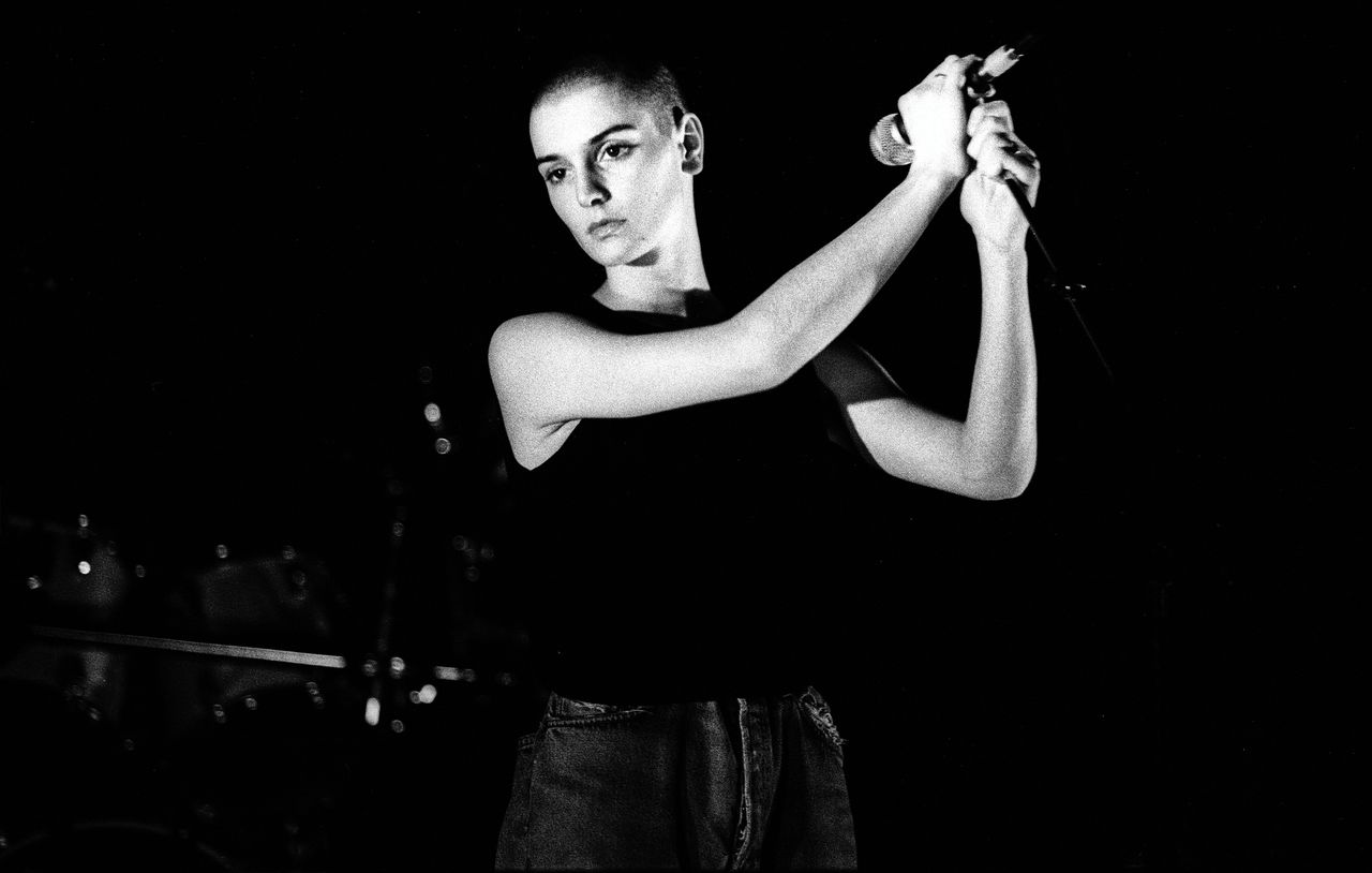 Een middelvinger naar het patriarchaat: hoe SinÃ©ad OâConnor uit haar kooi brak