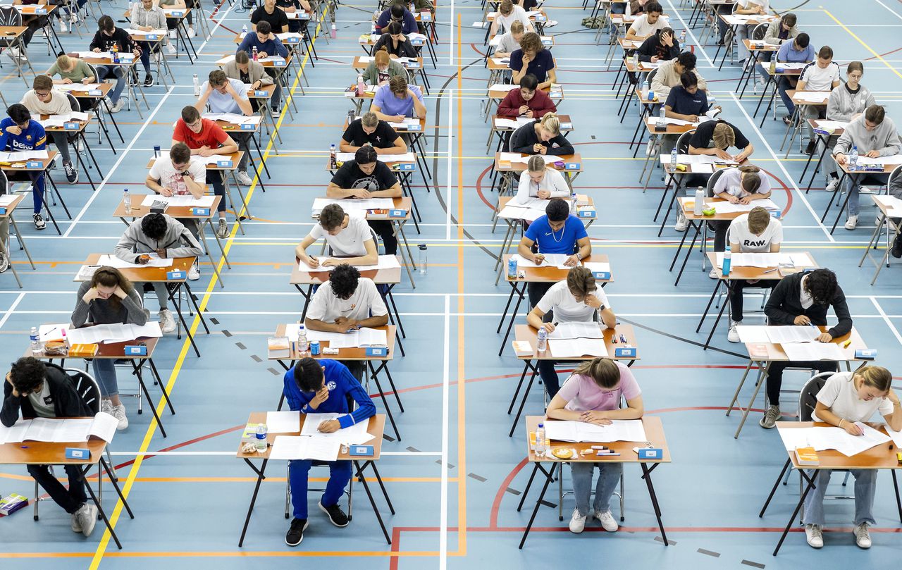 Eindexamenleerlingen tijdens hun examen op een middelbare school.