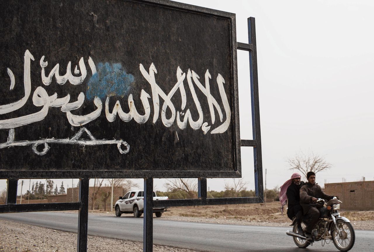 Geschilderde IS-vlag bij Deir ez-Zor, in Syrië, kort na de bevrijding in 2017.