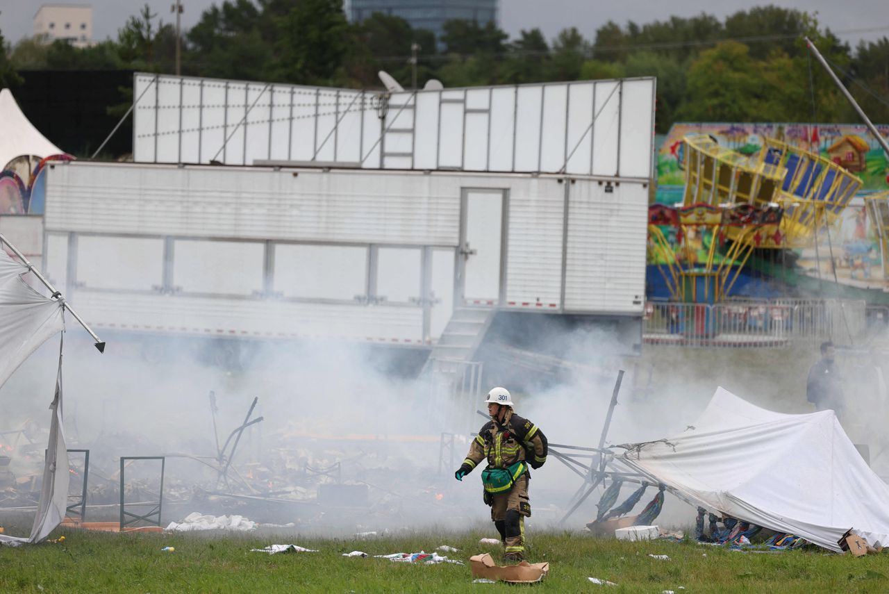 De brandweer voert bluswerkzaamheden uit op het terrein van het Eritrese festival in Stockholm.