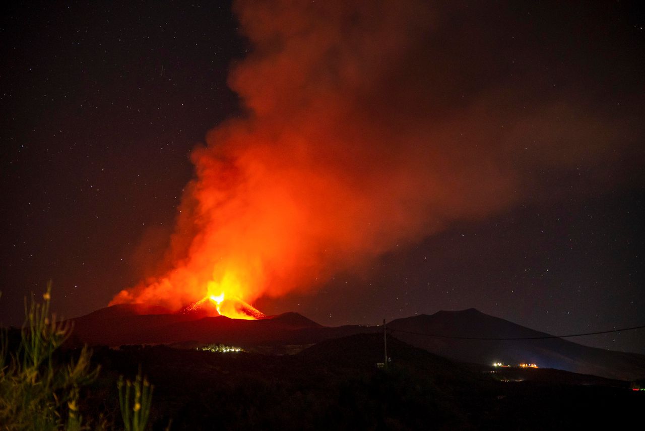 Lava spuit uit de Etna in de vroege uren van maandag.