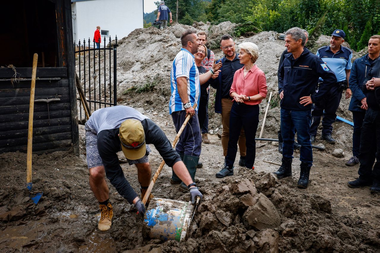 Commissievoorzitter Ursula von der Leyen en de Sloveense premier Robert Golob, woensdag in het getroffen dorp Crna.