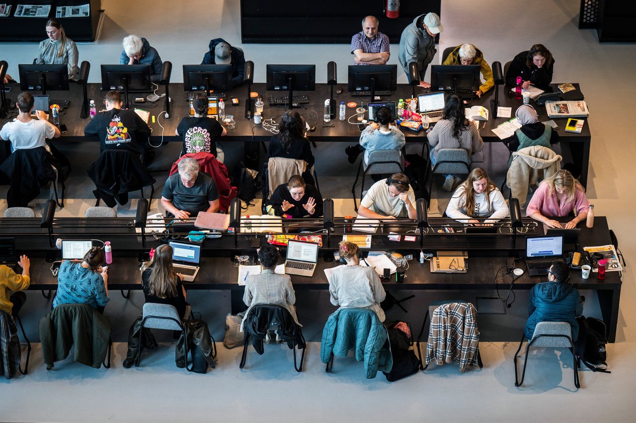 Studenten in het Groninger Forum. Kamerleden maken zich zorgen over een soepelere ‘urennorm’ voor buitenlandse studenten.