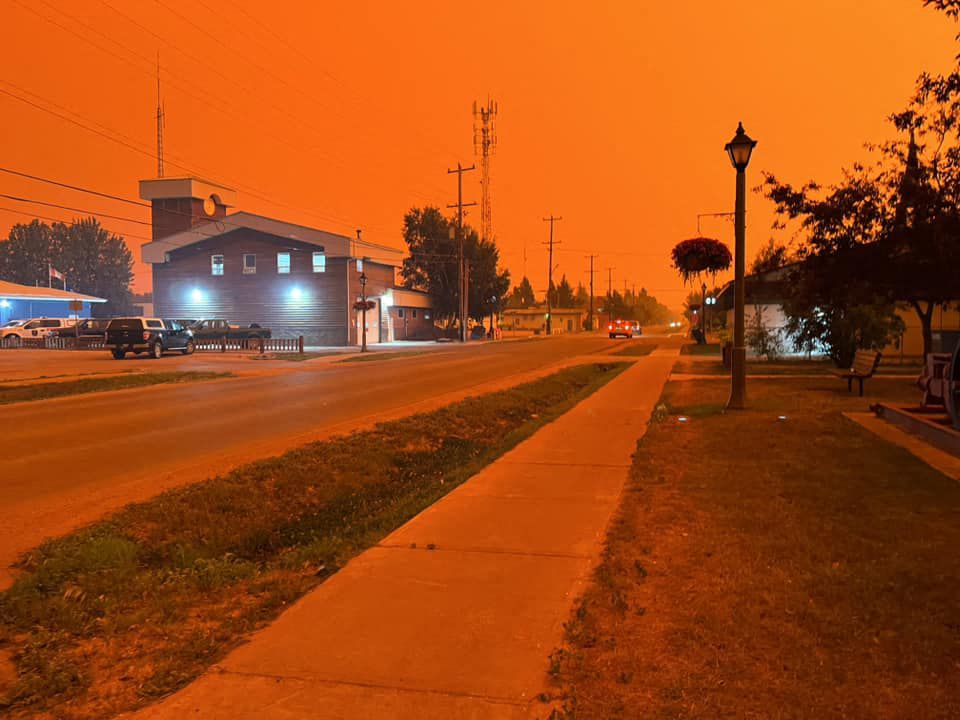 Bosbranden in Northwest Territories kleuren de lucht boven het dorp Fort Smith oranje.