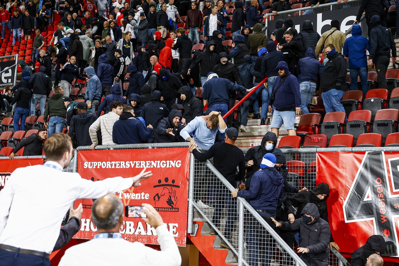 Op de hoofdtribune van de Grolsch Veste vielen FC Twente-supporters Zweedse fans aan.