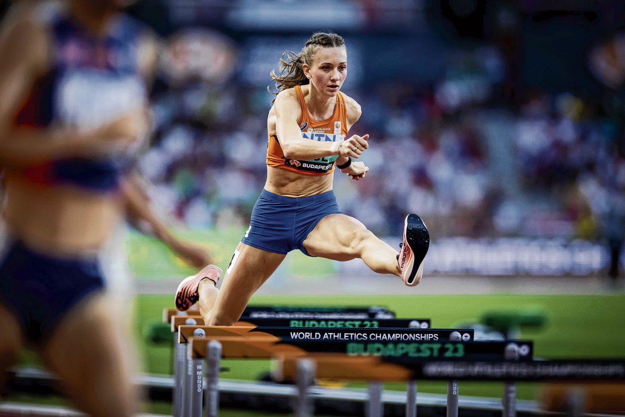 Femke Bol was maandag in haar serie, en een dag later ook in de halve finale, oppermachtig op de 400 meter horden bij de WK atletiek in Boedapest.