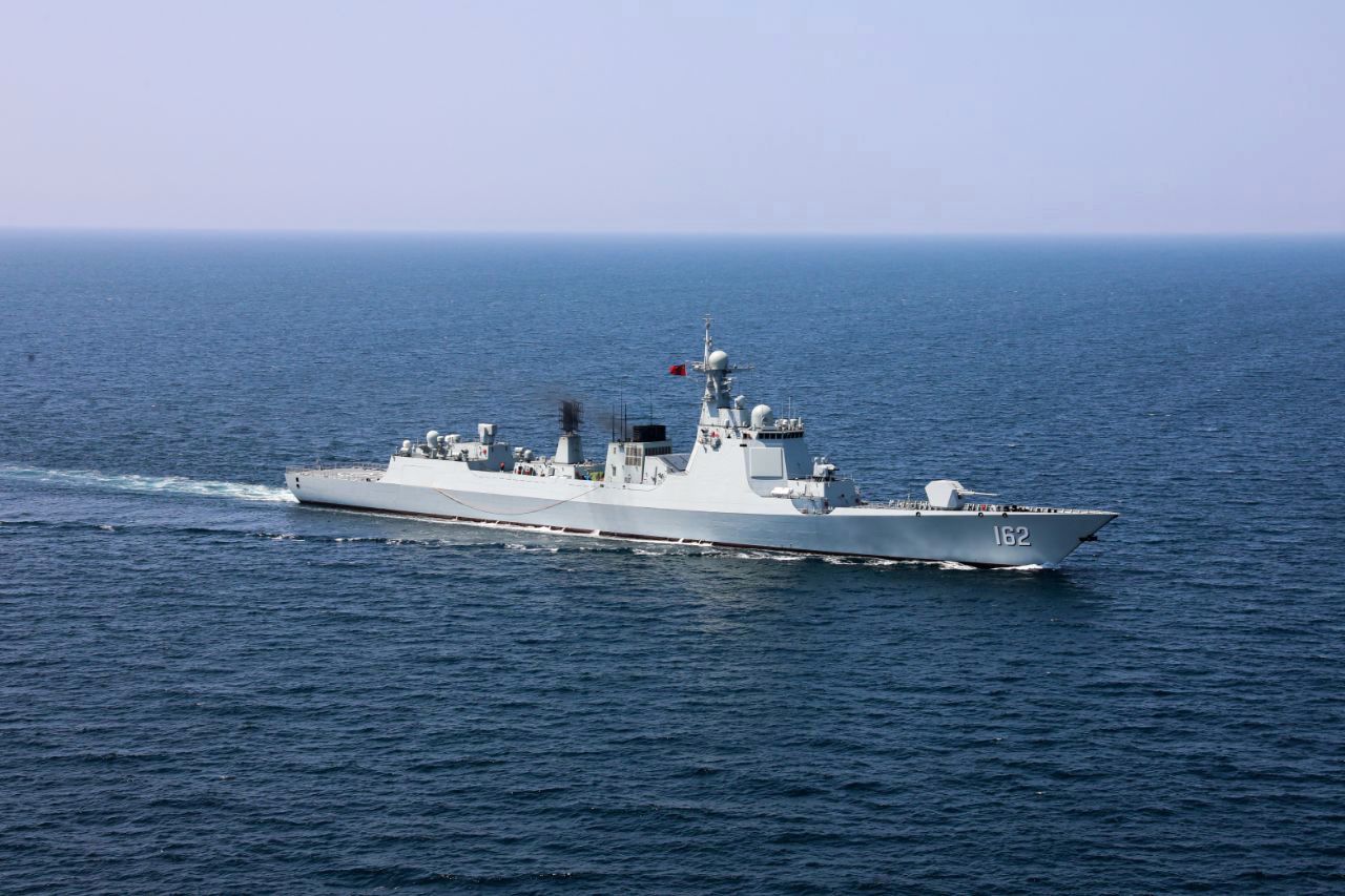 Een schip van het Chinese leger in maart 2023 tijdens een gezamenlijke militaire oefening van China, Iran en Rusland in de Golf van Oman.