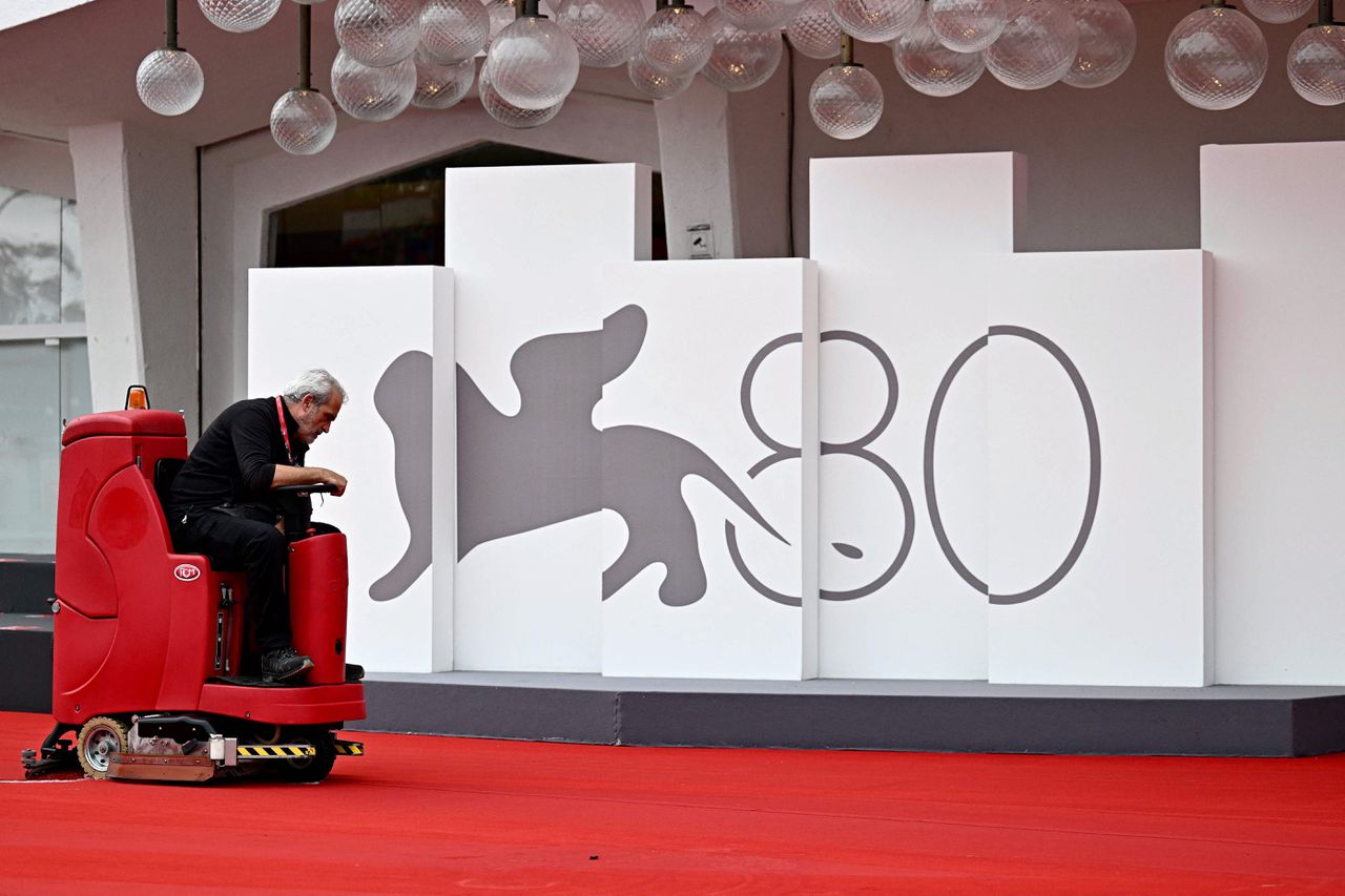 Het schoonmaken van de rode loper op de openingsdag van de 80ste editie van het filmfestival van Venetië