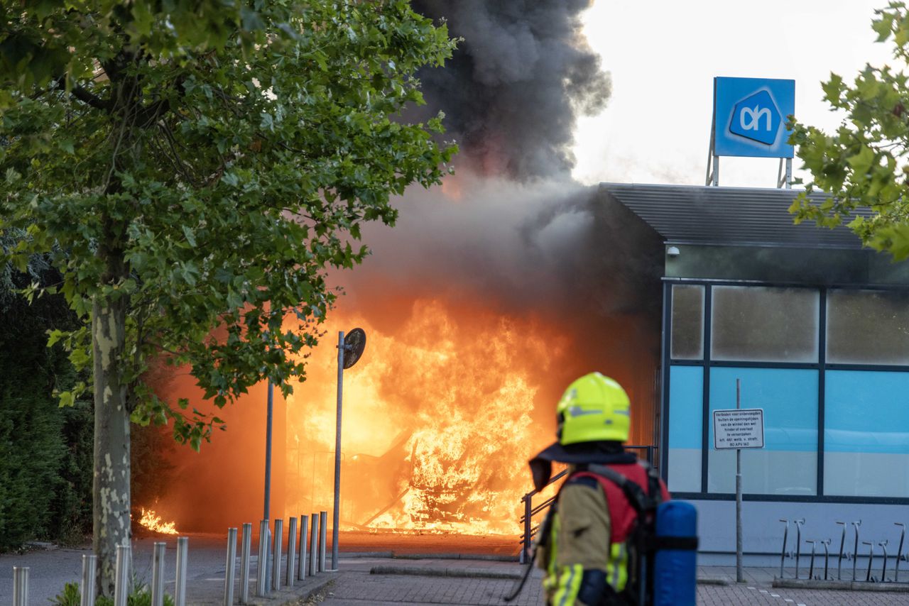 Bij de brand ontstond veel rook, die zich over de wijk heeft verspreid.