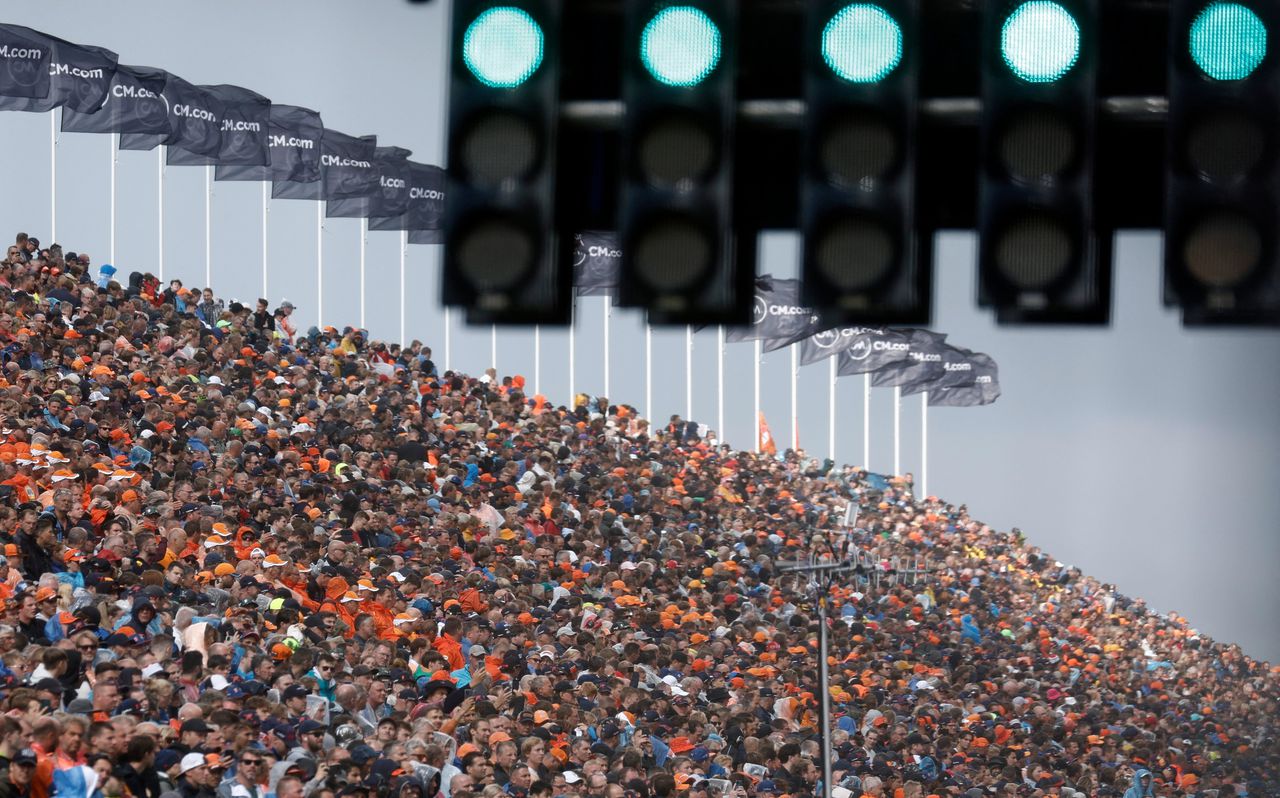 Formule 1-fans op de tribune tijdens de Grand Prix in Zandvoort.