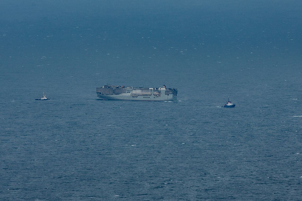 De brand op het schip is inmiddels onder controle. Het grootste deel is volgens Rijkswaterstaat geblust.