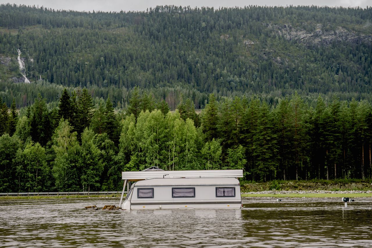 De zware storm 'Hans' trof ook de Noorse Dokka-camping, die aan een riviertje is gelegen.