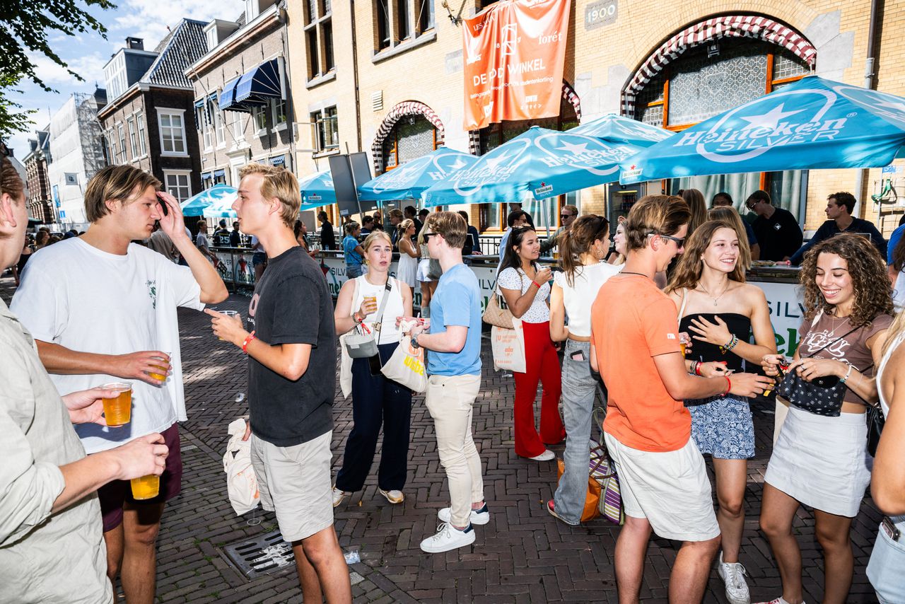 Studenten op het Janskerkhof voor het pand van USC, het Utrechtsch Studenten Corps, tijdens de introductieweek.