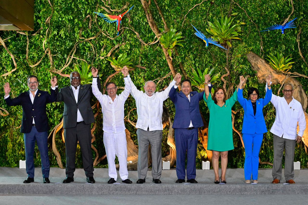 Vlnr: Gustavo Manrique (Ecuador), Mark Phillips (Guyana), Gustavo Petro (Colombia), Luiz Inacio Lula da Silva (Brazilië), Luis Arce (Bolivia), Dina Boluarte (Peru), Delcy Rodríguez (Venezuela), Albert Ramdin (Suriname)