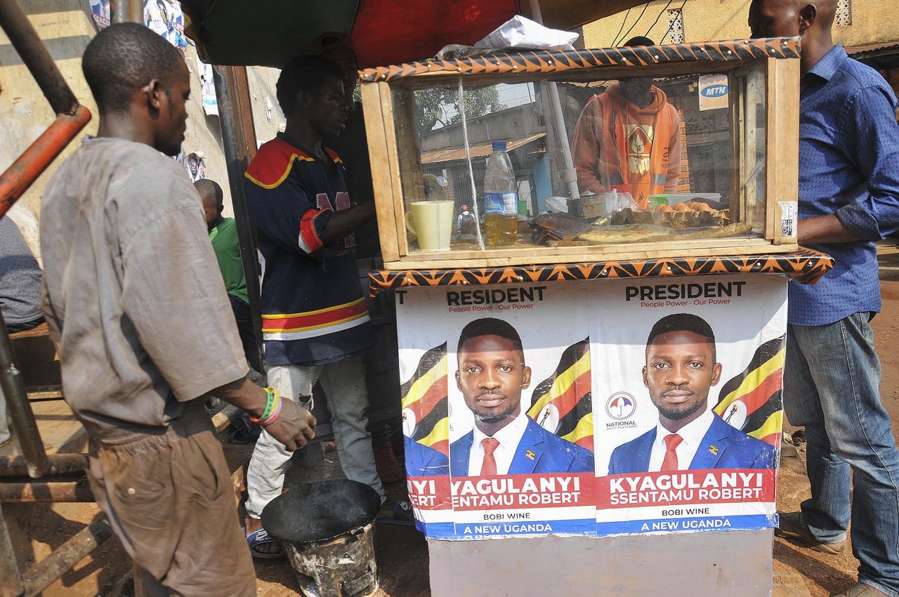 Na de omstreden Oegandese verkiezingen van 2021 werd Muhammad Ssegirinya parlementslid namens de oppositiepartij van Bobi Wine (hier te zien op verkiezingsposters). Niet veel later werd Ssegirinya opgepakt.