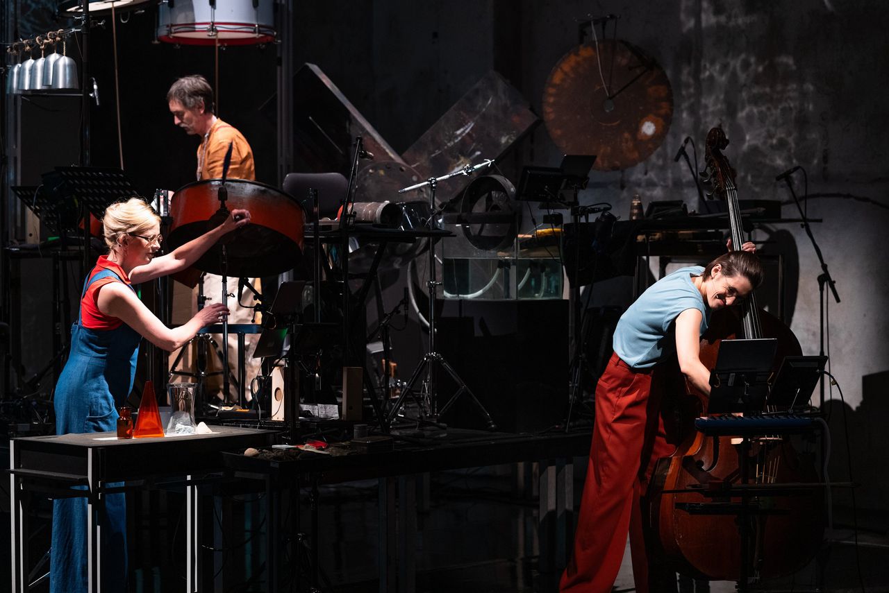 Die Erdfabrik is geen opera maar een ‘théâtre musical’, een speelveld voor de demontage en reconstructie van fysieke, muzikale en talige elementen.