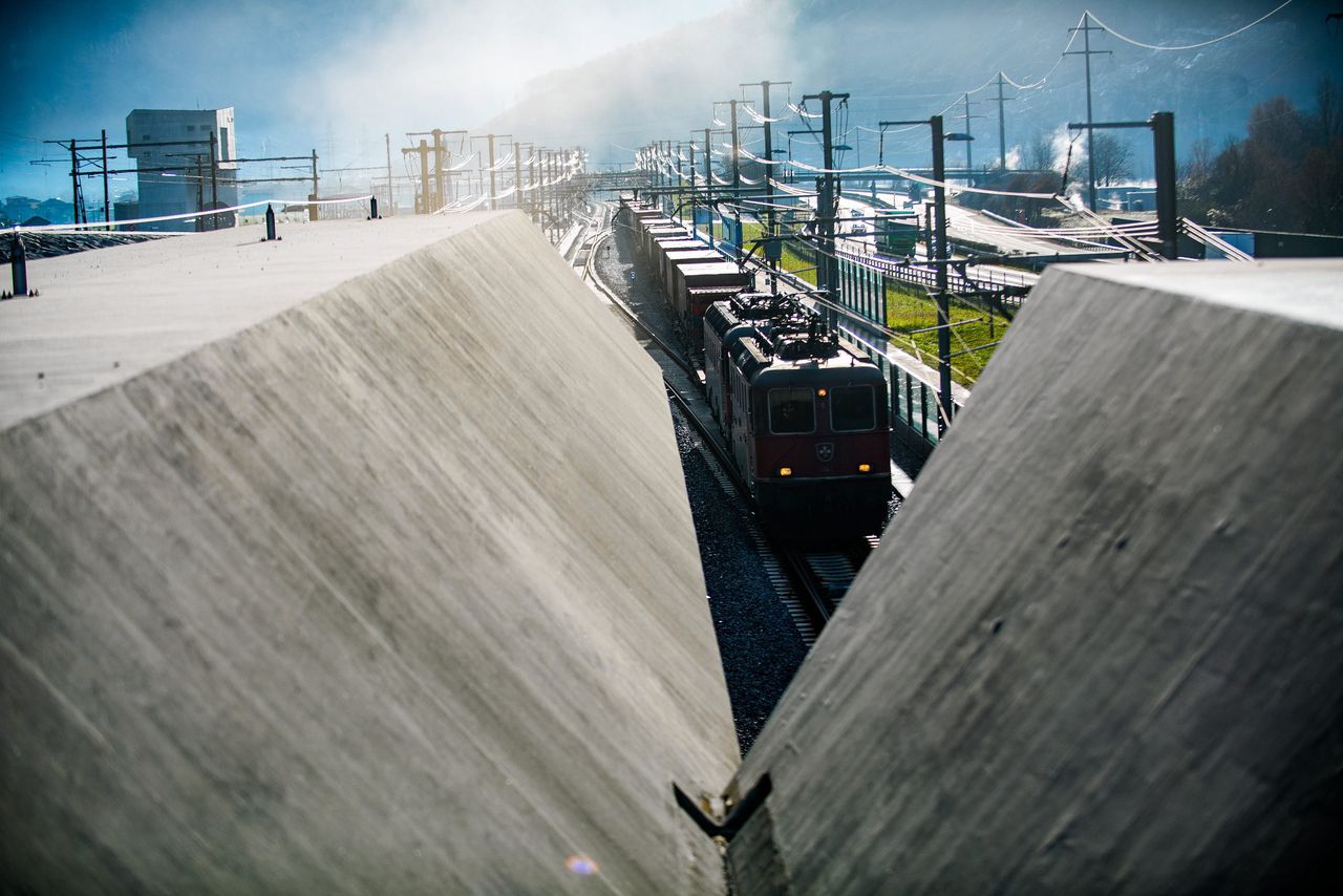 Een goederentrein rijdt in december 2016 een van de twee Gotthard-tunnels binnen.