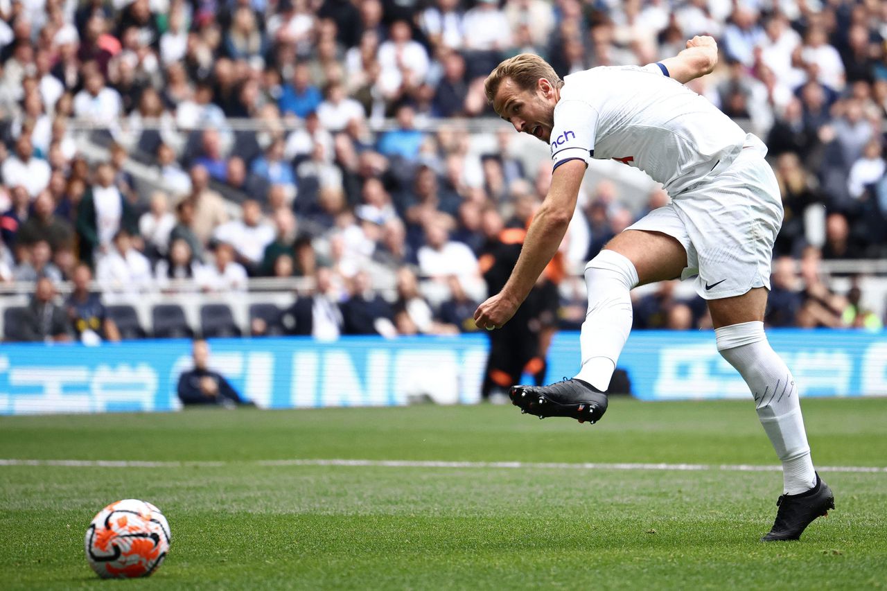 Harry Kane onderneemt een doelpoging in het shirt van Tottenham Hotspur.