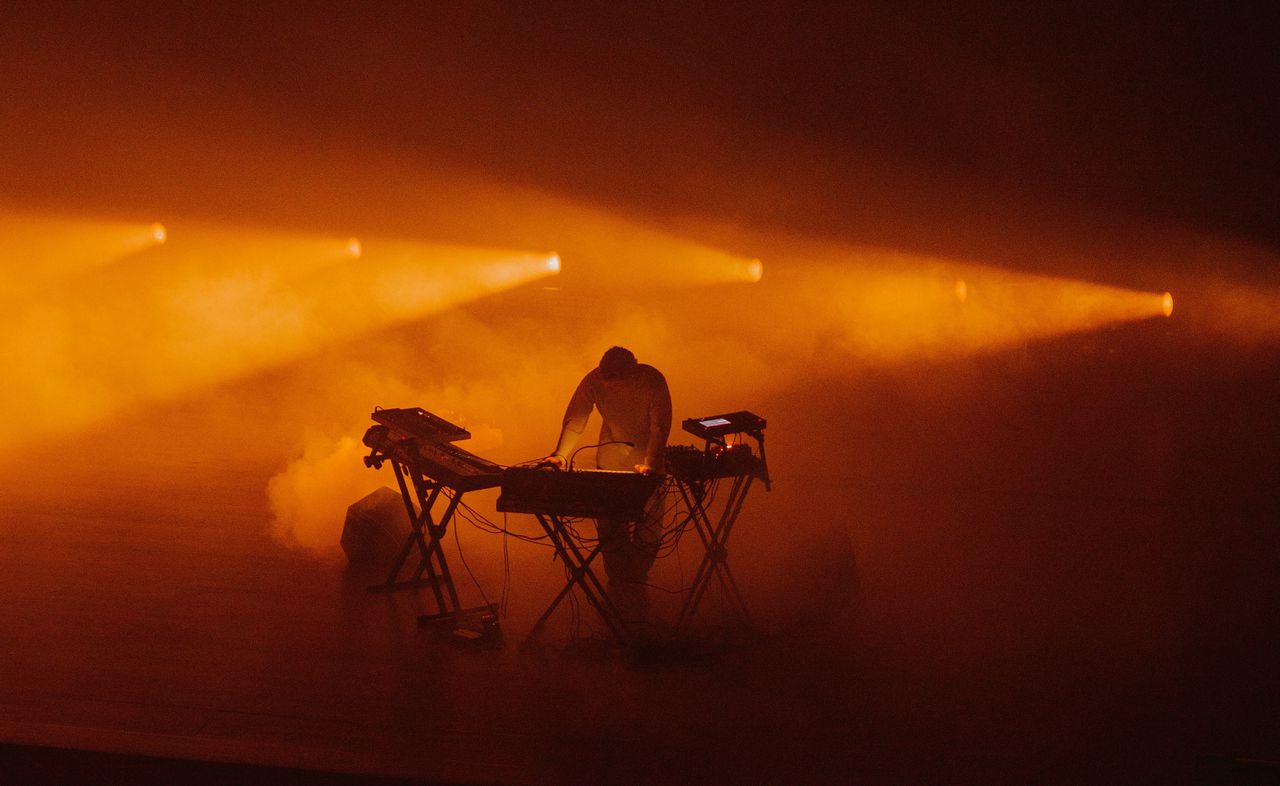 Producer Interstellar Funk tijdens de opening van het Dekmantel Festival 2023.