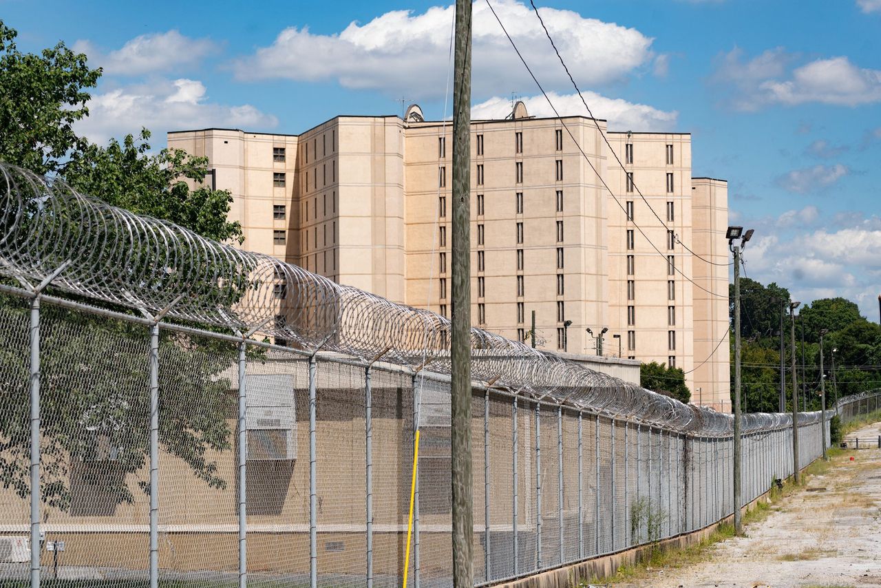 Fulton County Jail in Atlanta, Georgia. Ex-president Donald Trump, verdacht van inmenging in de verkiezingen in Georgia in 2020, moet zich uiterlijk aanstaande vrijdag om 12.00 uur melden bij justitie in Atlanta.