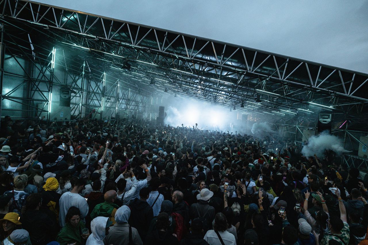 Dansen bij The Nest-stage op Dekmantel Festival 2023