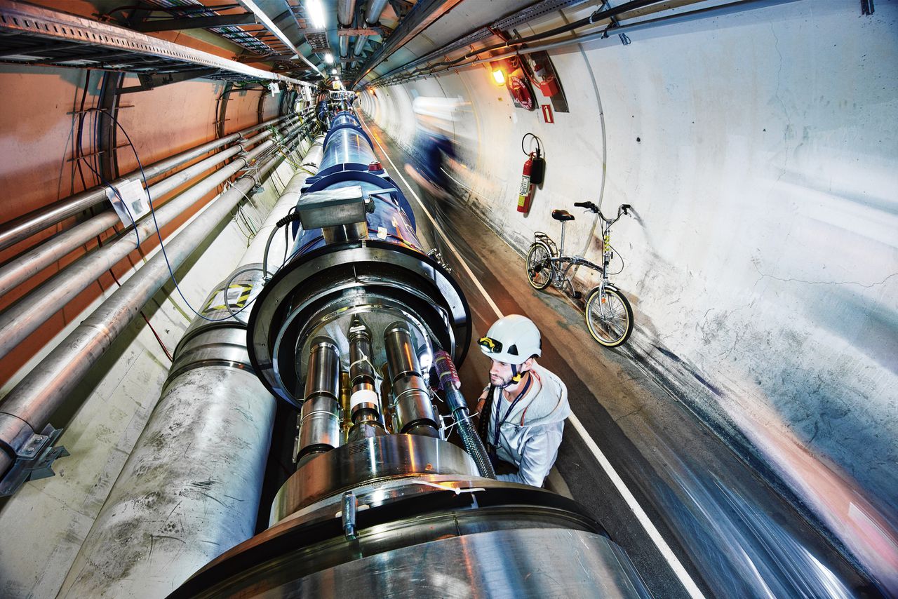 De tunnel van de LHC-deeltjesversneller van CERN in Genève, waar natuurkundigen protonen op elkaar laten botsen.