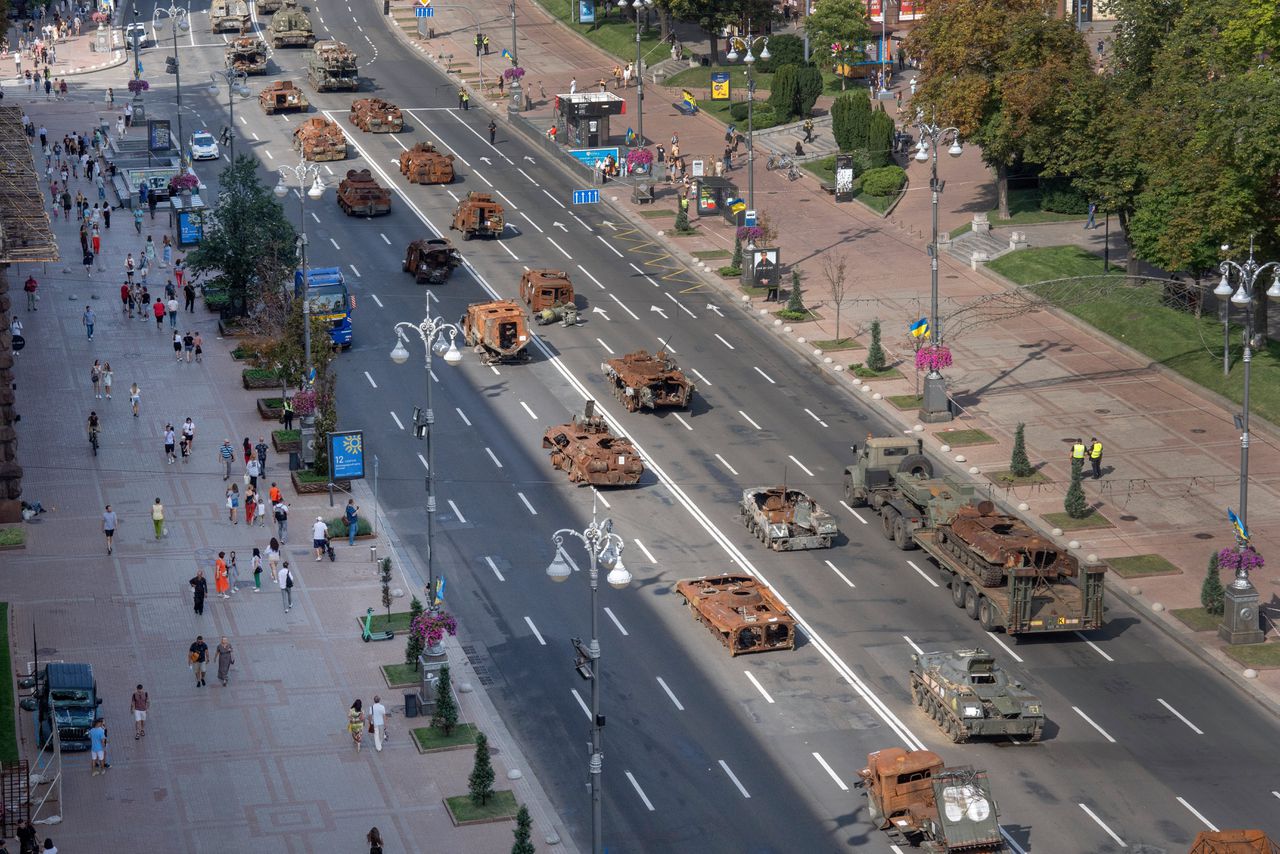 Inwoners van Kyiv kijken uit op uitgebrande Russische tanks in het centrum van de hoofdstad, voor de Oekraïense Onafhankelijkheidsdag, 24 augustus.