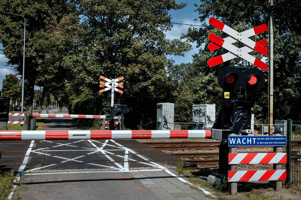 De spoorwegovergang waar het ongeluk gebeurde.