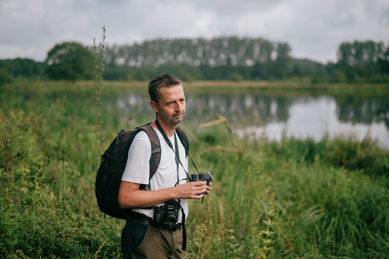 Medewerker Arno van Stipdonk van de Vlinderstichting inventariseert insecten in het Land van Cuijk.