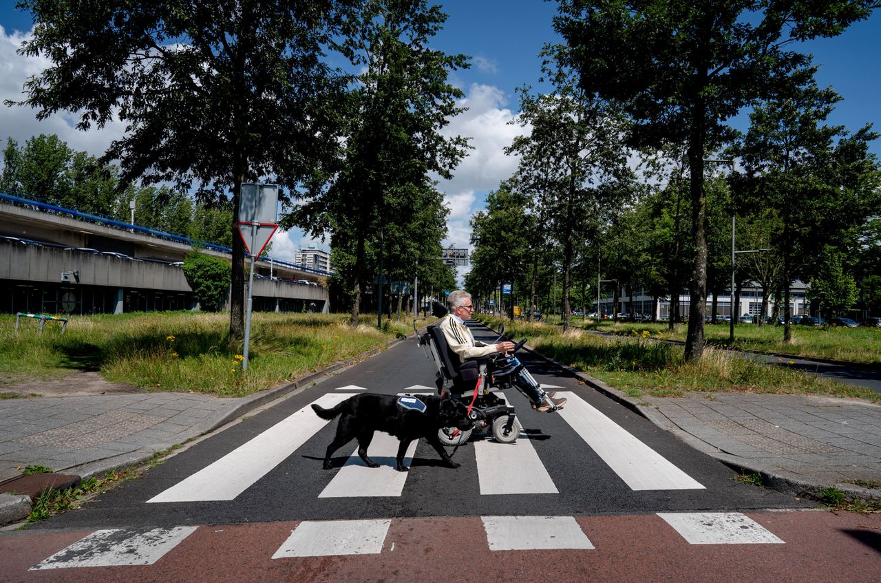 ‘Containeradoptant’ Tom Breedveld controleert afvalcontainers in de Rotterdamse wijk Pendrecht.