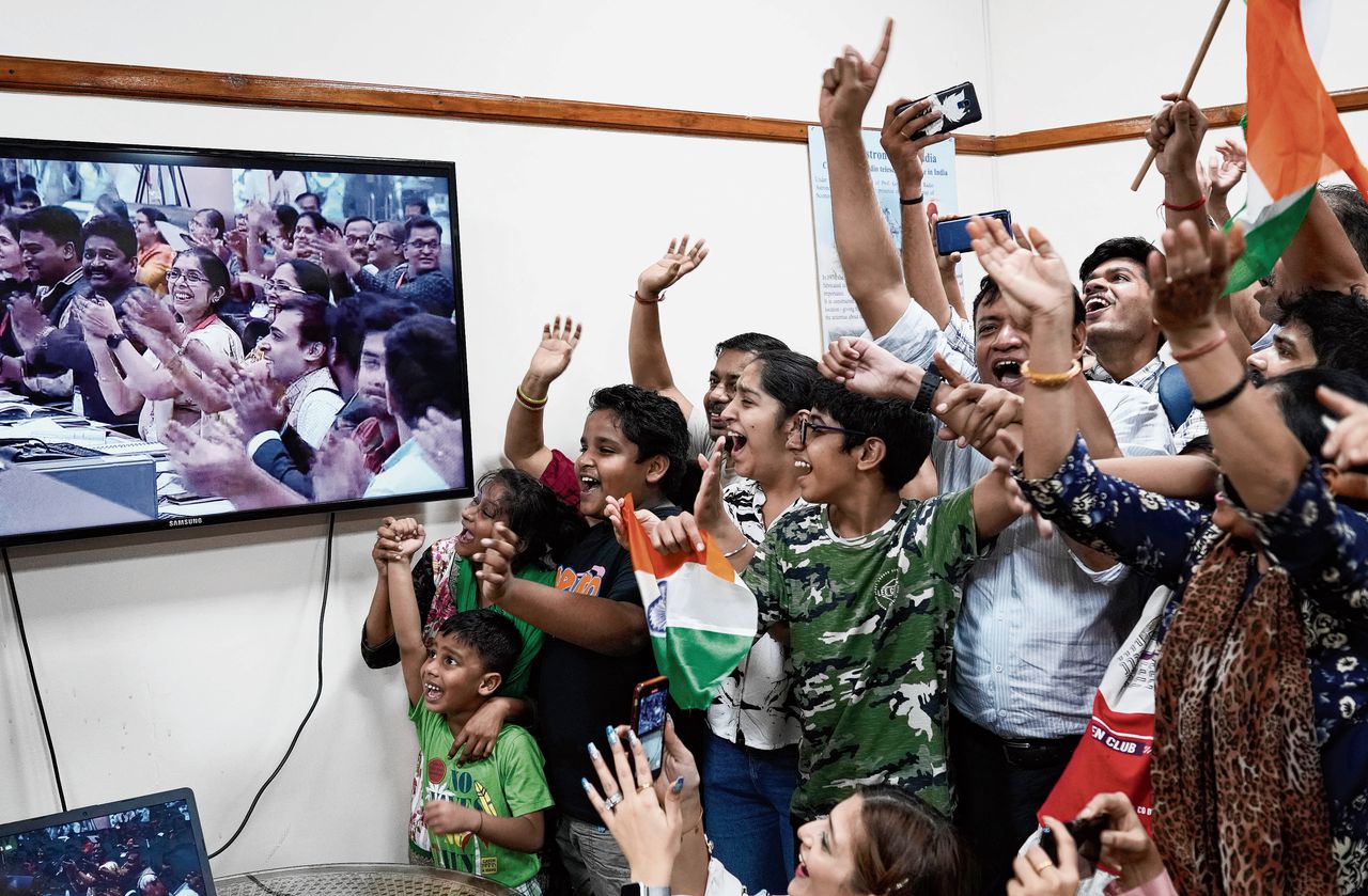 Kinderen in New Delhi juichen op het moment dat de Chandrayaan-3 woensdag op de maan landt.