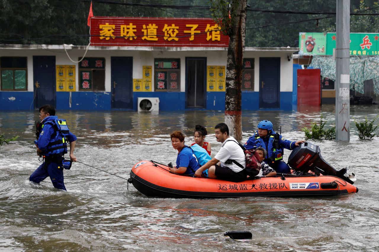 Reddingswerkers in de provincie Hebei, deze donderdag.