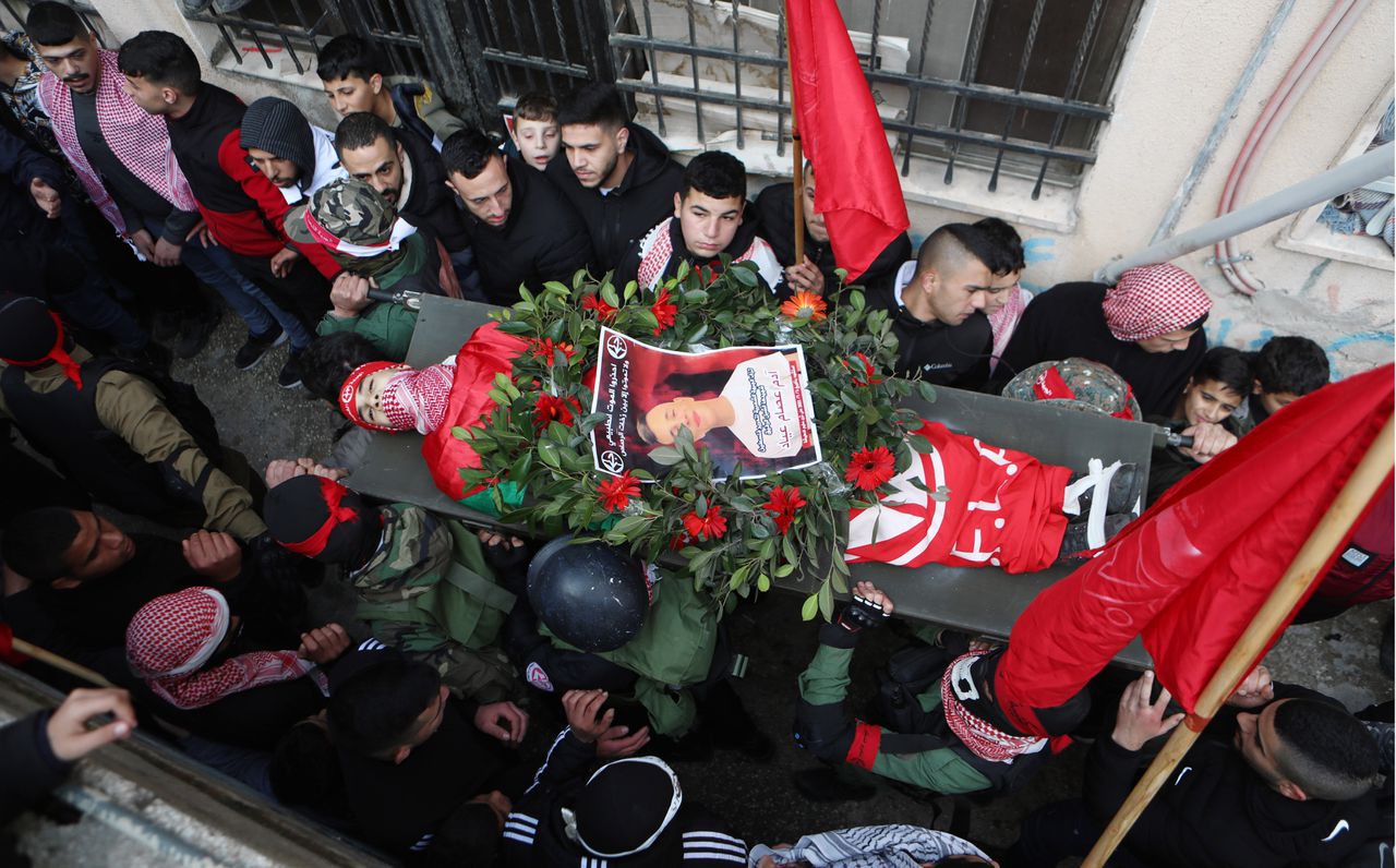 Palestijnen dragen het lichaam van de 15-jarige Adam Ayyad die op 3 januari werd gedood in een vluchtelingenkamp.