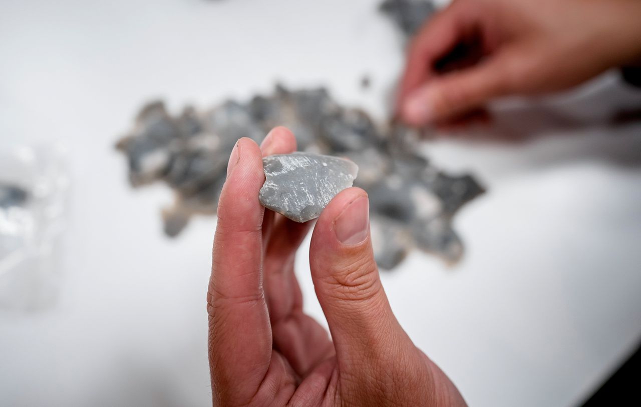 Lasse van den Dikkenberg onderzoekt fragmenten van stenen bijlen in zijn Leidse laboratorium.