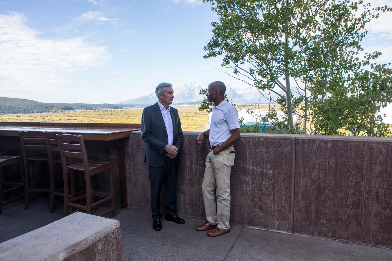 Jerome Powell (links), voorzitter van de Amerikaanse centrale bank de Federal Reserve, praat met hoofdeconoom van de Fed Philip Jefferson tijdens een pauze tijdens ‘centralebankiersconferentie' Jackson Hole in Wyoming.