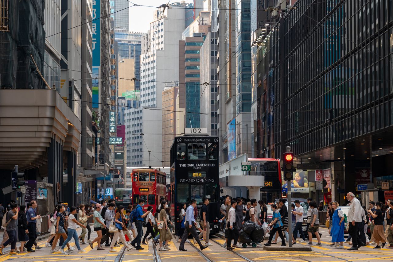 Voetgangers steken de Des Voeux Road Central over in het centrum van Hongkong.