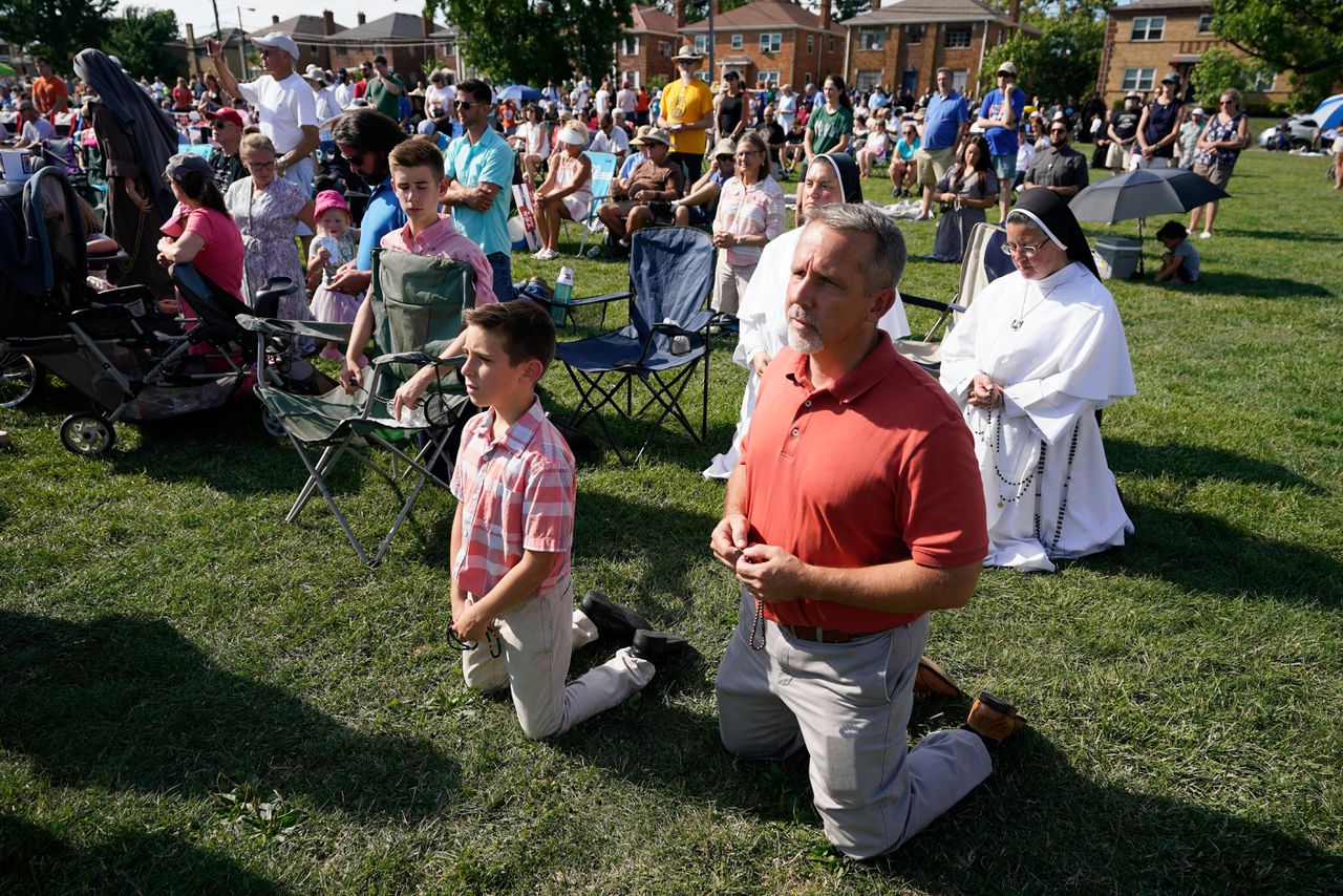 In Norwood, Ohio, baden katholieken zondag tijdens een ‘rozenkransrally’ voor winst van de ‘ja’-stem in het verkapte abortusreferendum dat de staat deze dinsdag houdt.