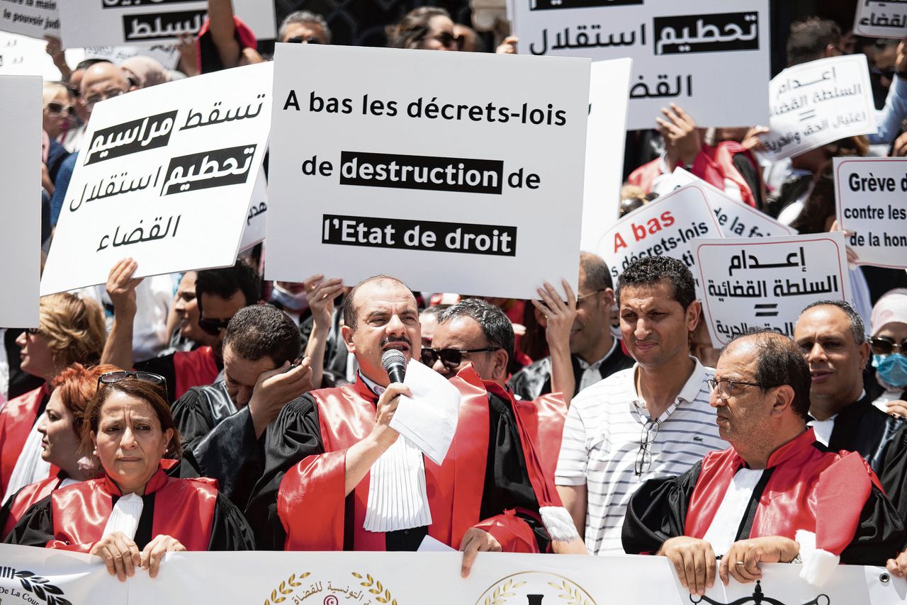 Rechters demonstreren in 2022 bij het Paleis van Justitie in Tunis nadat president Kais Saied 57 van hun collega’s heeft ontslagen.