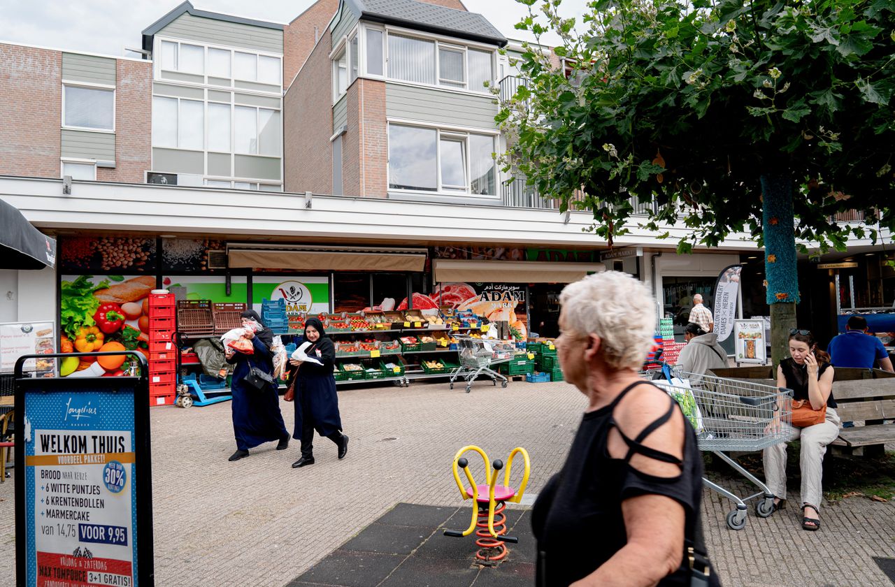 Bezoekers van het winkelcentrum in de wijk Seghwaert in Zoetermeer.